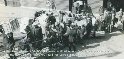 Auswanderer besteigen ein Schiff in Bremerhaven um 1925