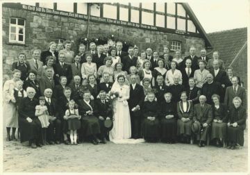 Hochzeitsgesellschaft von 1951 auf dem Licher Hof zur Hochzeit von Hermann und Martha Licher